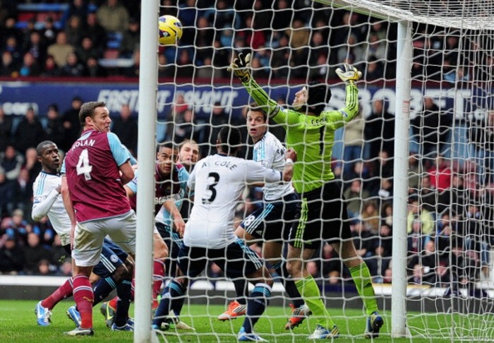 1/12/2012 – Sau 2 trận hòa không bàn thắng, Chelsea có bàn thắng đầu tiên dưới thời HLV mới do Juan Mata ghi. Tuy nhiên đó cũng là trận đấu mà Chelsea thua nhục 1-3 trước West Ham khi bị thủng lưới trong gần 30 phút cuối trận. Chelsea của Benitez tiếp tục không thắng.